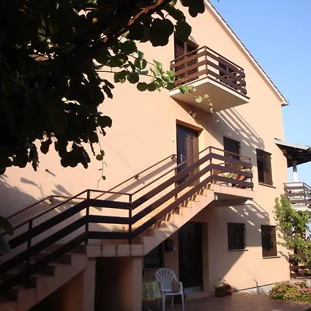 Konukevi Lina 3*